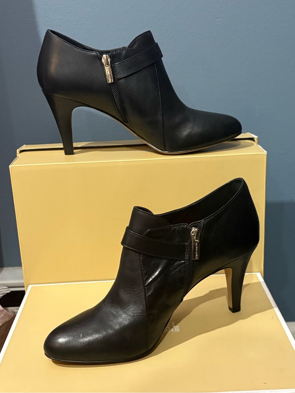 Vince Camuto Volinesa Black Leather Ankle Booties with Side Zip  New NWT 9.5 #41